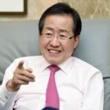 홍준표 새누리당 한나라당 자유한국당 자한당 손가락질 손가락 표정 쓰레기
<script src=