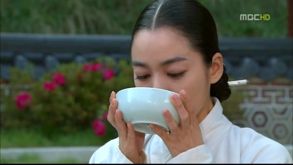 사약 사약짤 사약먹는 왕 조선 옛날 여자 여인 사극 죄인 죽음 먹는 마시는 먹는모습
<script src=