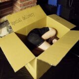 선물 상자 택배 여자 배달
<script src=